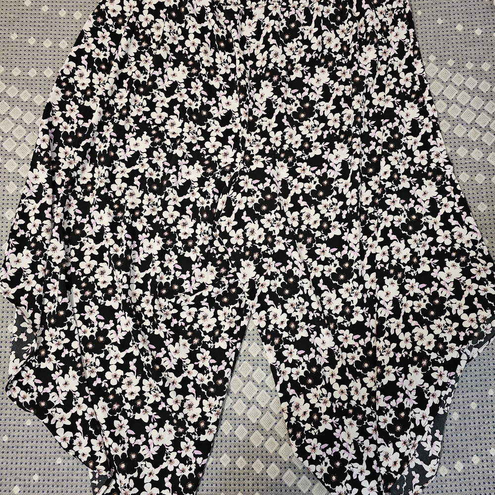 26/28w Cato Floral Lightweight Cropped Pants w/ Lavender, & White Blooms. SPRING